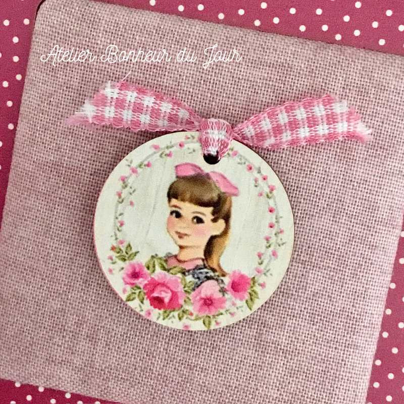 Decorative wooden button"Little girl roses" wood medal to hang Atelier bonheur du jour