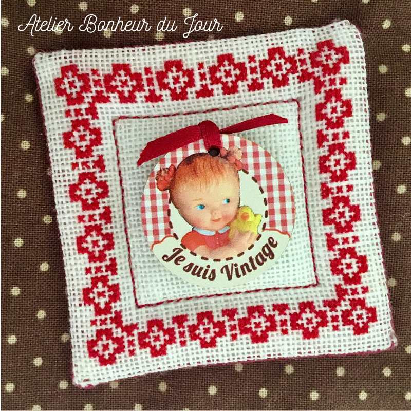 Decorative wooden button "I am vintage" medal to hang Atelier bonheur du jour